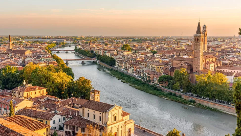 A view of the grand cityscape of Verone, with the Castelvecchio Museum featuring prominently.