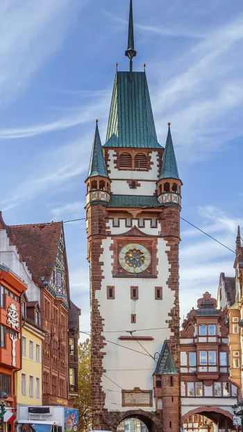 A view of the Kornmarkt-Madonna fountain statue in Heidelberg.
